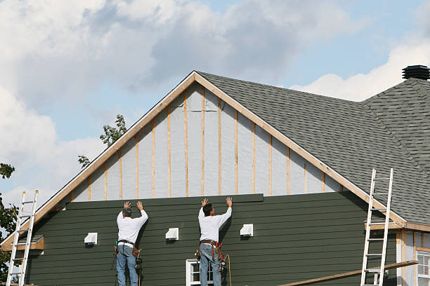 Professional Siding Installation technician working in Long Beach, WA